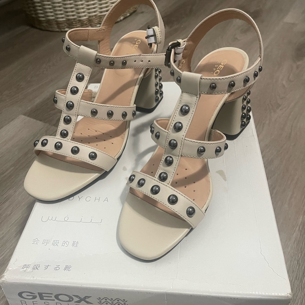 Brand new never worn sandals size 9